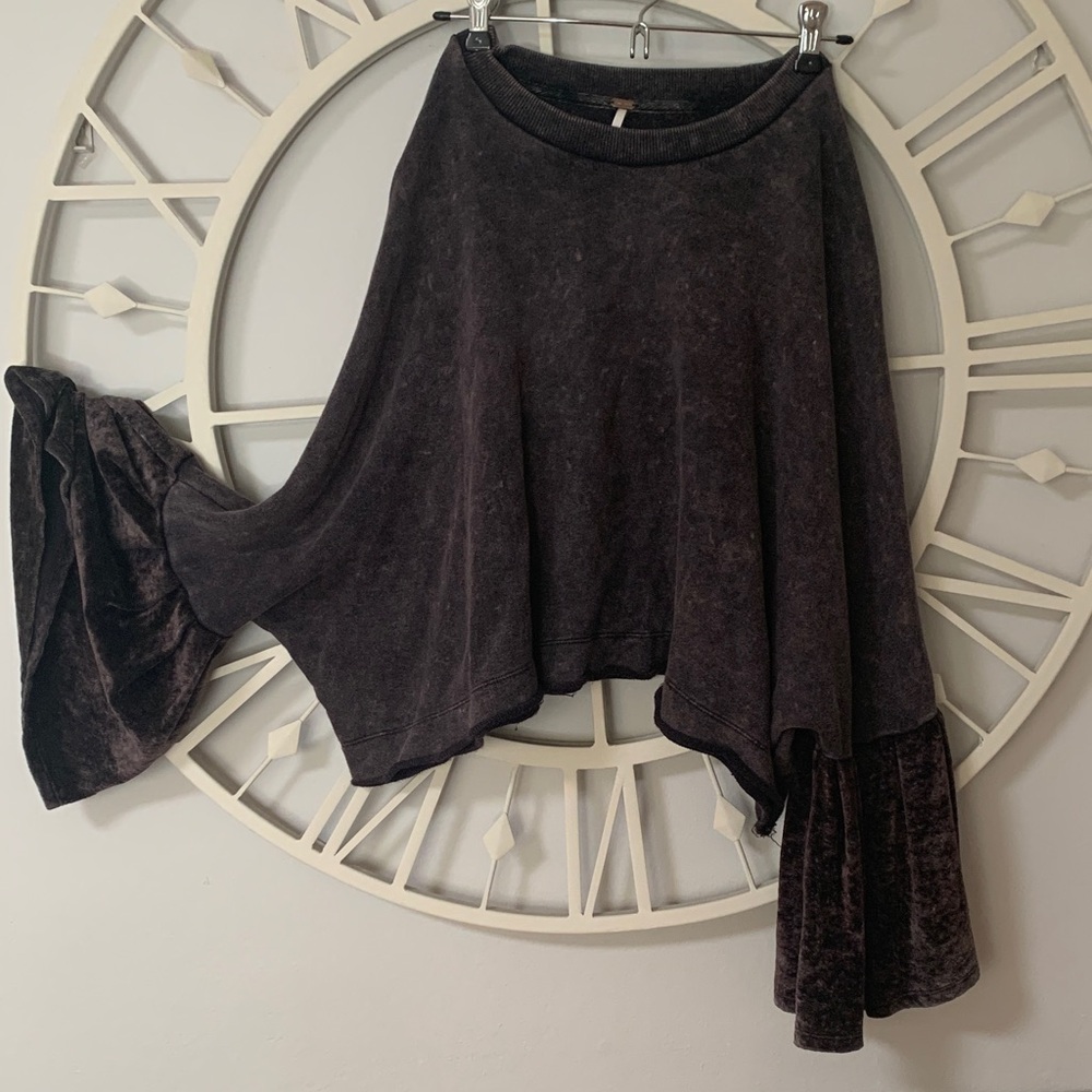 Free People Glorious Sleeve Charcoal Velvet Cropped shirt with bell sleeves - Picture 4 of 9